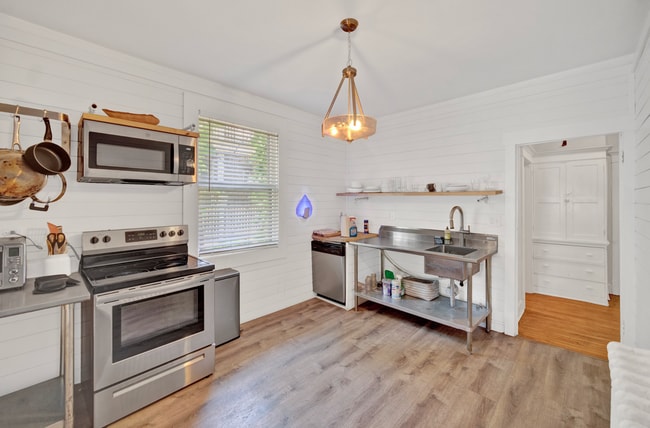 Building Photo - 826 Hamlin St