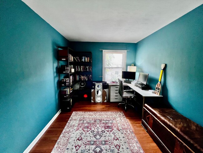 Building Photo - Beautiful End Unit Townhouse