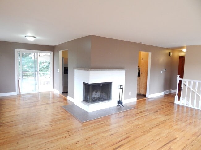 Building Photo - Seattle Northgate single family house 4 be...