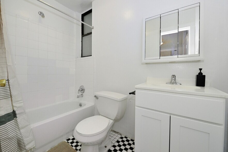 Building Photo - 422 W 56th St