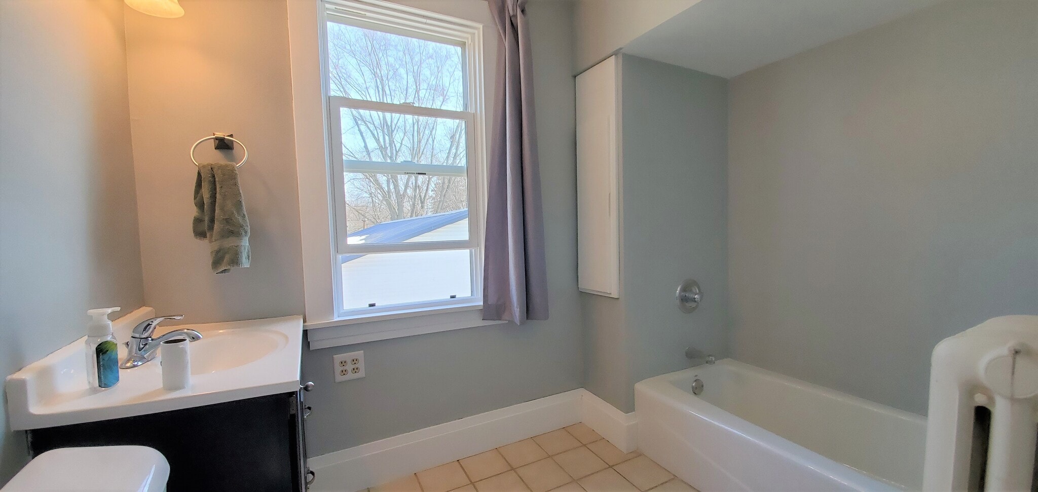 Building Photo - 332 E 5th St