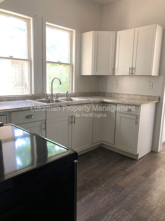 Building Photo - 701 Davis St