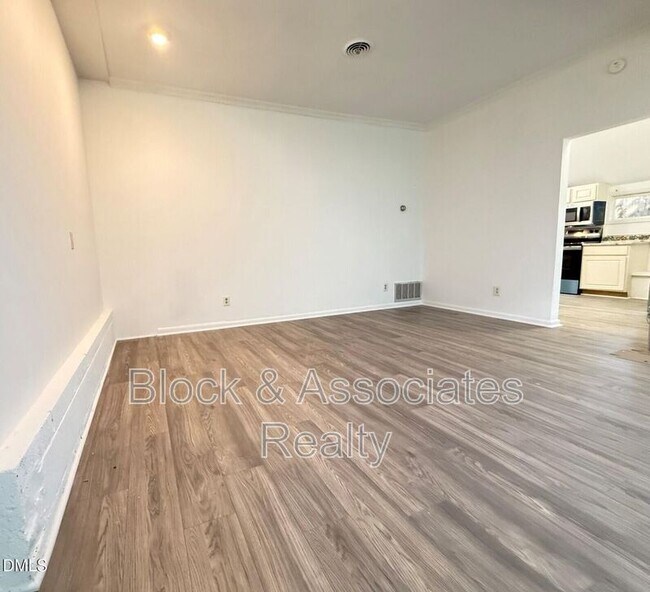 Building Photo - 1421-A Lynn Road