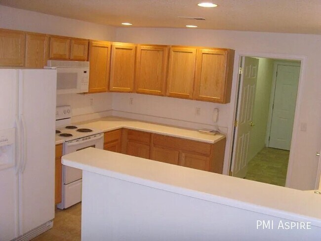 Building Photo - Beautiful 2-Bed/2-Bath Townhome in Longmont!