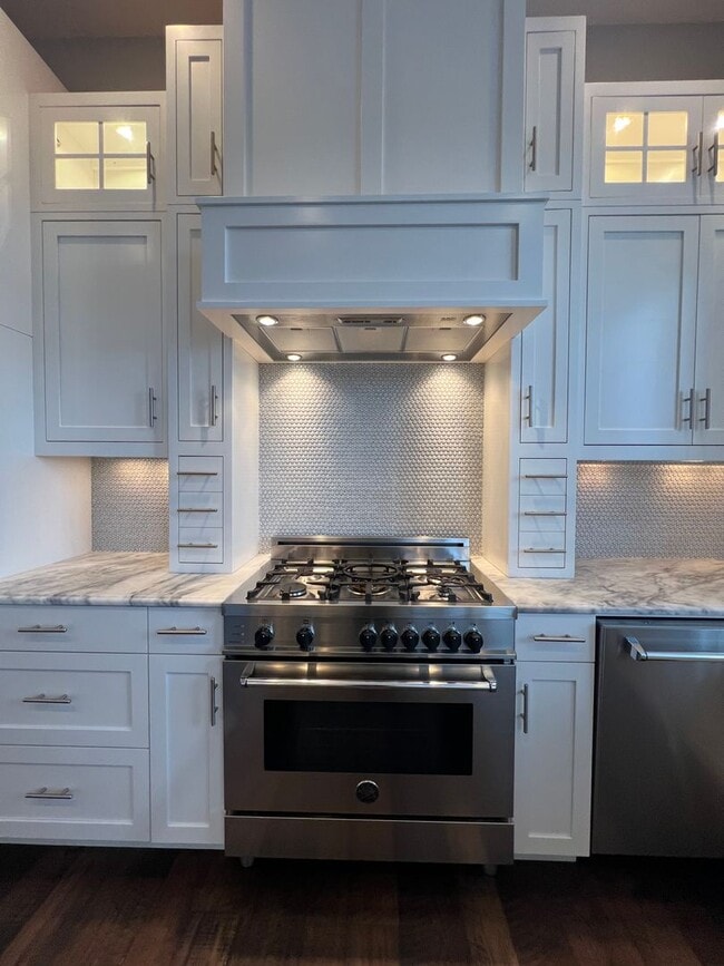 Building Photo - Beautiful, Custom home in the heart of Jacksonville | Available Now