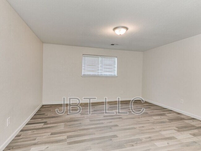 Building Photo - 4416 Meadowoak Dr