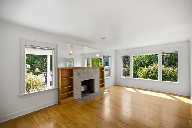 Building Photo - Steps from Green Lake ,6 bed 3 bath home with 2 kitchens and 2 laundry rooms.