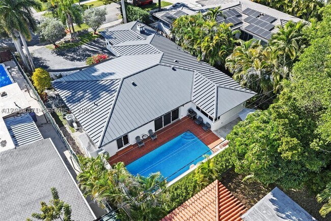 Building Photo - 218 Shore Dr S