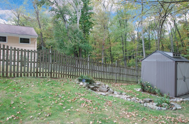 Building Photo - 104 Country Club Rd