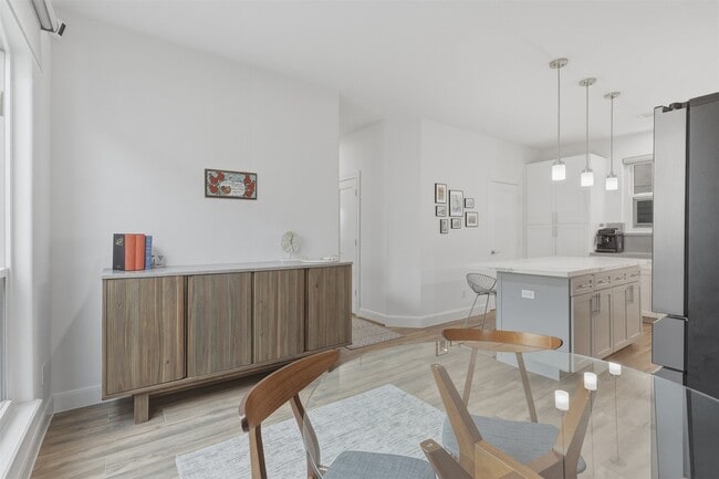 Building Photo - 5515 Venice St