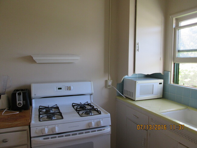 Building Photo - 2 Bedroom 1 Bath House Walking Distance to...