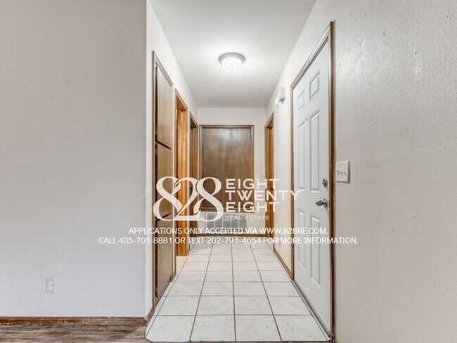 Building Photo - West Norman 2 Bed/1 Bath Duplex WITH Fenced Backyard! AVAILABLE NOW!