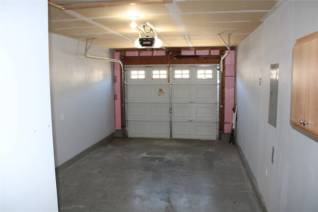 Building Photo - 712 Woodside Creek Dr