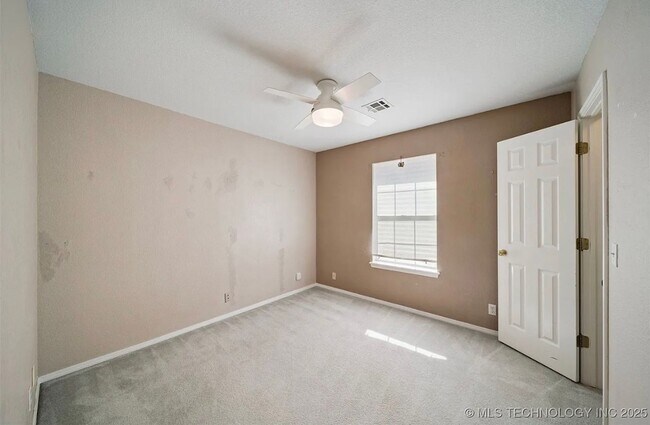 Building Photo - Located in a cul-de-sac, this 3 bedroom, 2 bath, 2 car garage home boasts over 2000 sq ft and a g...