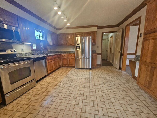 Building Photo - NEW LISTING!!!! Dont Miss Out