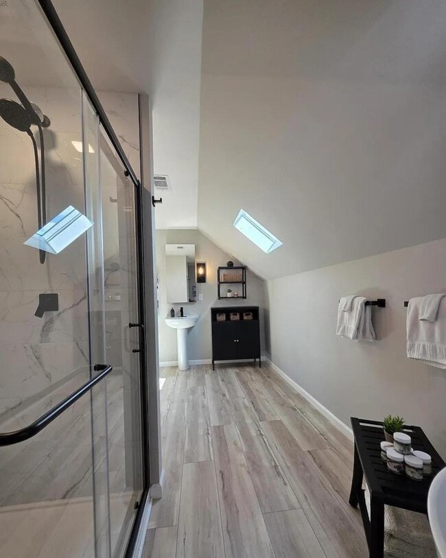 Building Photo - 2114 Pine View Dr