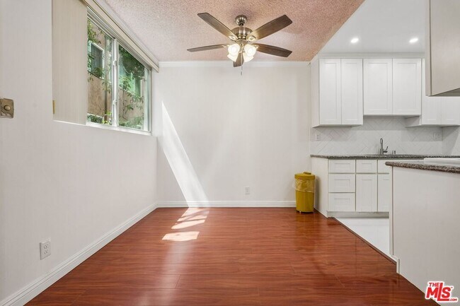 Building Photo - 530 S Barrington Ave