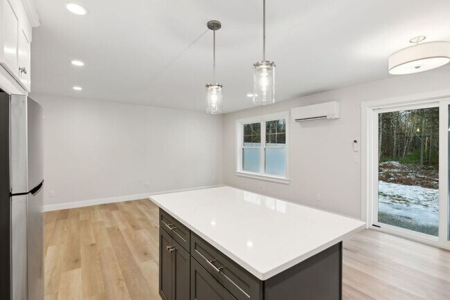 Building Photo - 24 Foliage Way