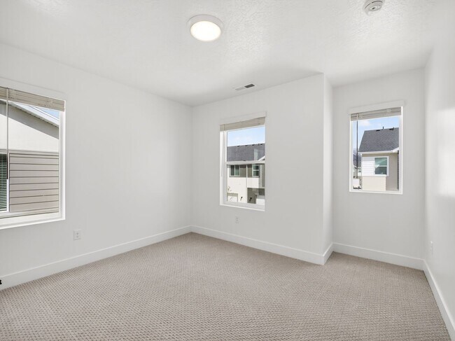 Building Photo - 3 Bed / 3.5 Bath Townhome in Mapleton – Modern, Spacious & Well-Located