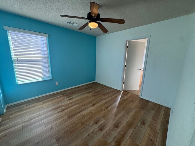 Building Photo - Presidio 3 Bed!