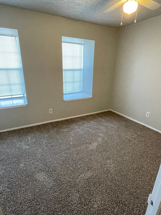 Building Photo - 2 BEDROOM CONDO BY UNT