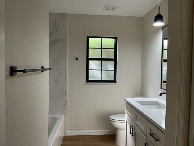 Building Photo - Remodeled 3BR/2BA Home with Pool & Screene...