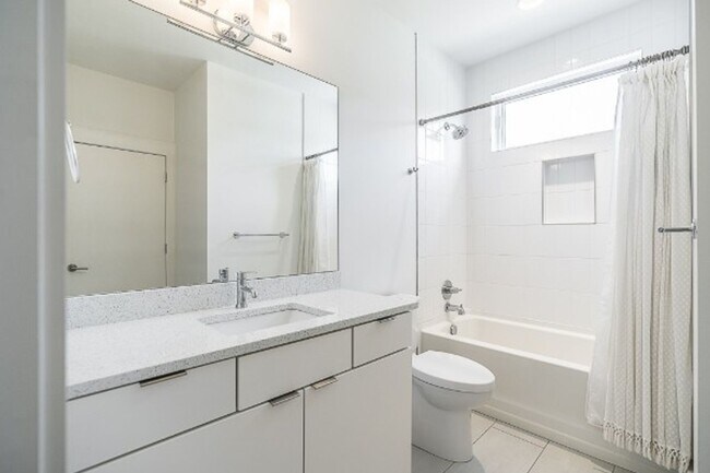 Building Photo - 3BR Germantown Townhome in the Heart of Nashville