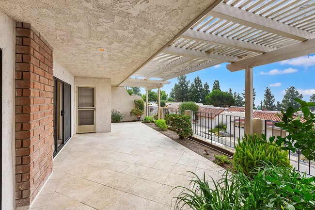 Building Photo - Gorgeous 2 bedroom, 2 bath in the hills ab...