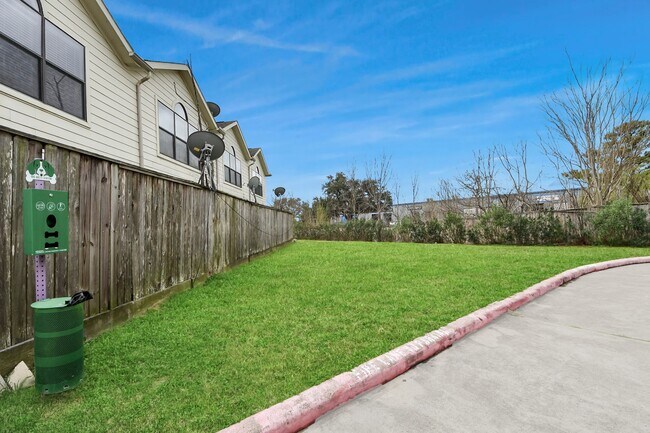 Building Photo - 5941 S Loop E