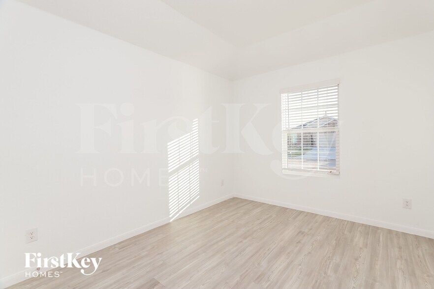 Building Photo - 10710 Vinateros Dr