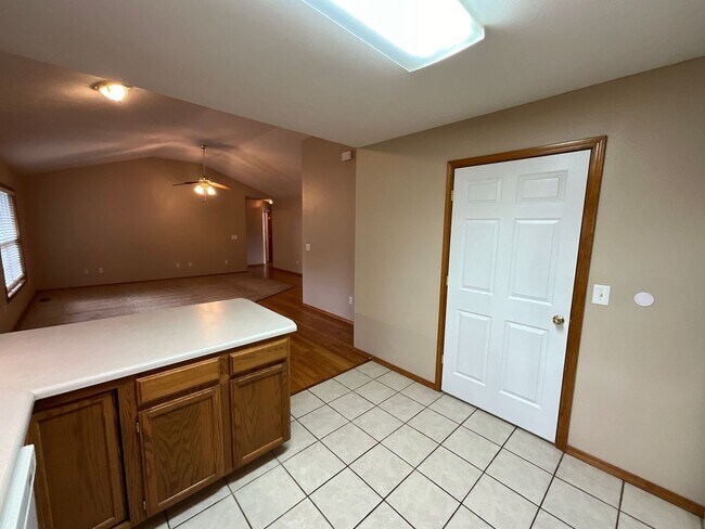 Building Photo - Beautiful Home on Private Setting