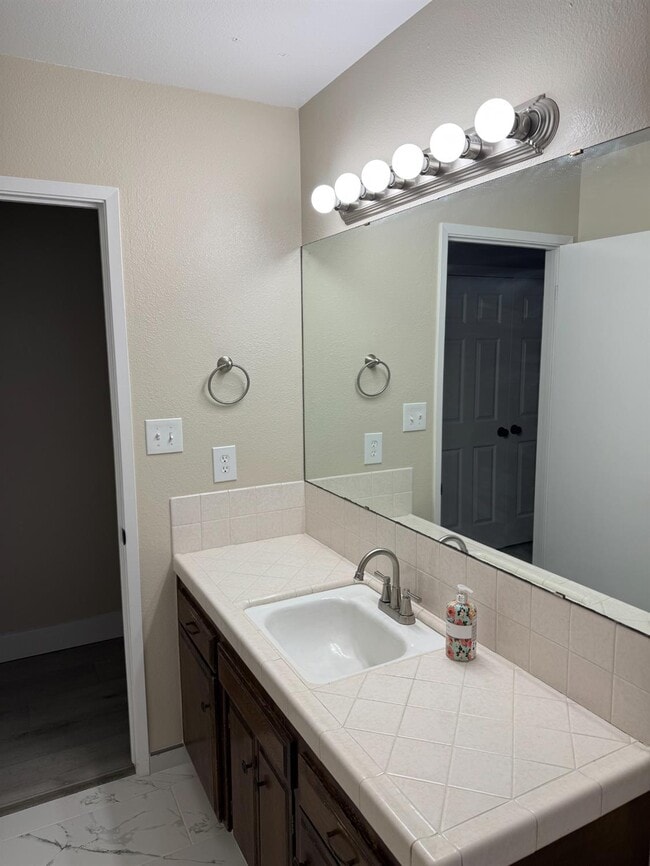 Building Photo - 497 E North Way