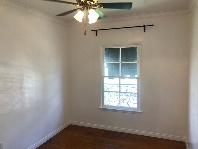 Building Photo - ******* BEAUTIFUL FRENCH NORMANDY STYLE 2BR APARTMENT *******