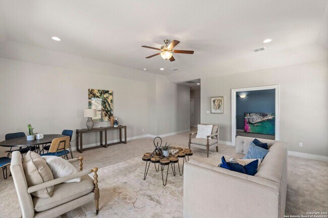 Building Photo - Charming Home Awaits: Spacious & in a Prime Location