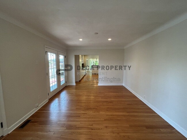 Building Photo - 203 W Cedar Ave