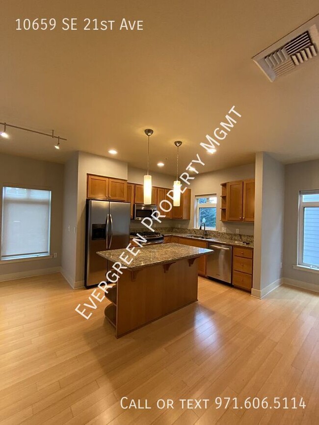 Building Photo - Conveniently Located Townhome With Bonus O...