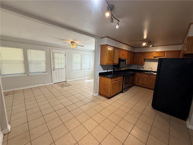 Building Photo - 1308 Charmaine Cir