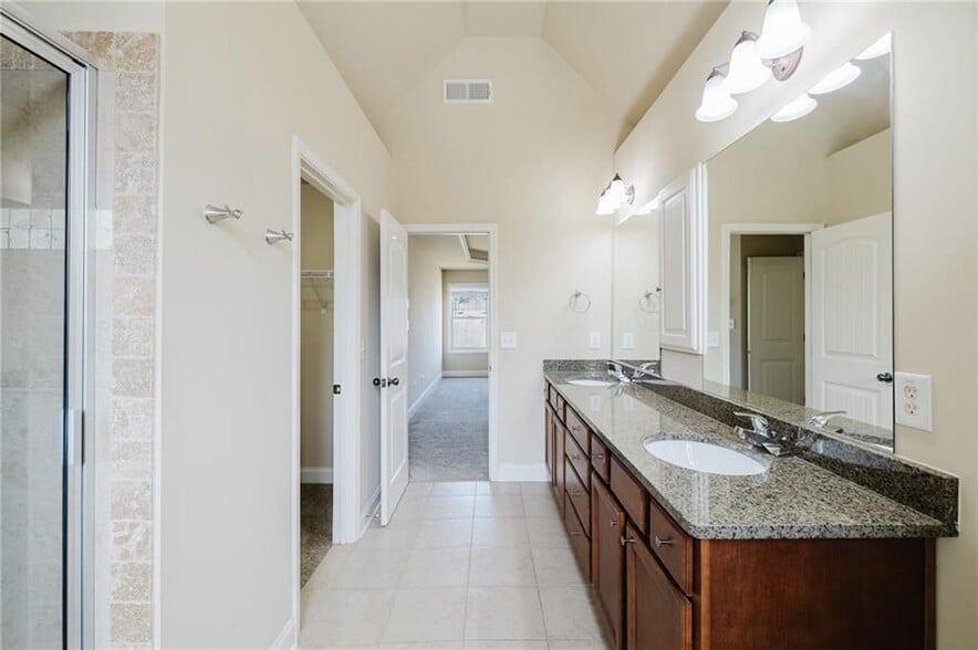 Building Photo - 3562 Fallen Oak Dr