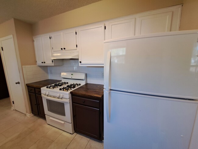 Building Photo - Remodeled 3BR/2BA home in great central lo...