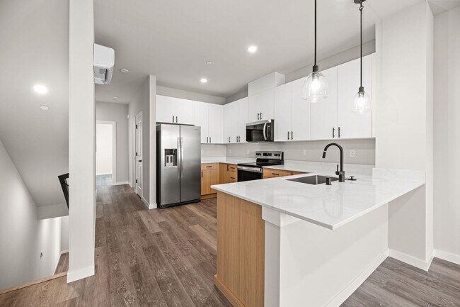 Building Photo - New Luxury Townhomes - Don't Miss Out!