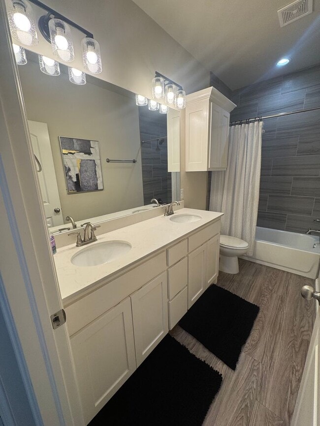 Building Photo - Stunning fully furnished 3 Bed 2.5 bath homes in The Enclave!