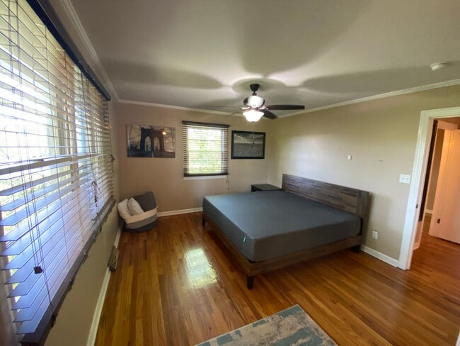 Building Photo - Kennedy Drive Retreat - 4 bedrm with bonus...