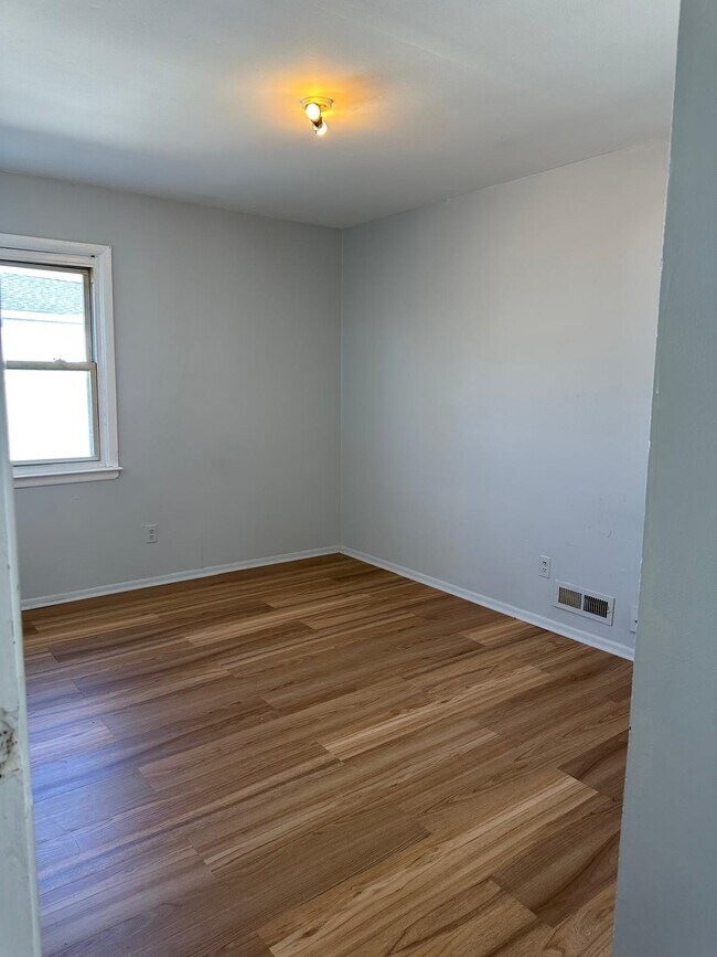 Building Photo - 12 Colonial Dr