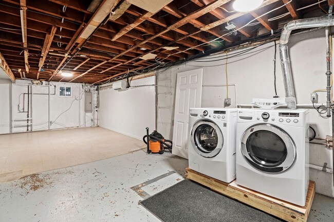 Building Photo - Brentwood Beauty