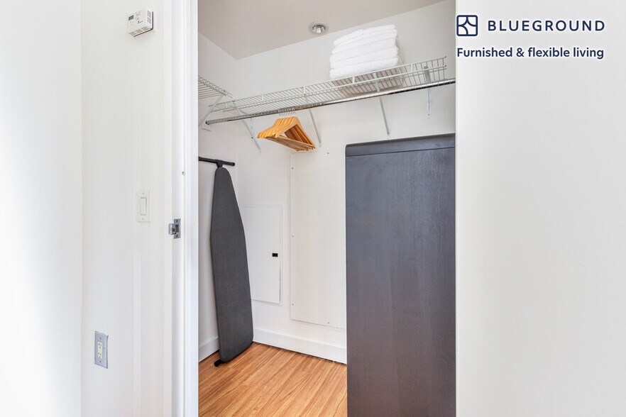 Building Photo - 70 W 45th St