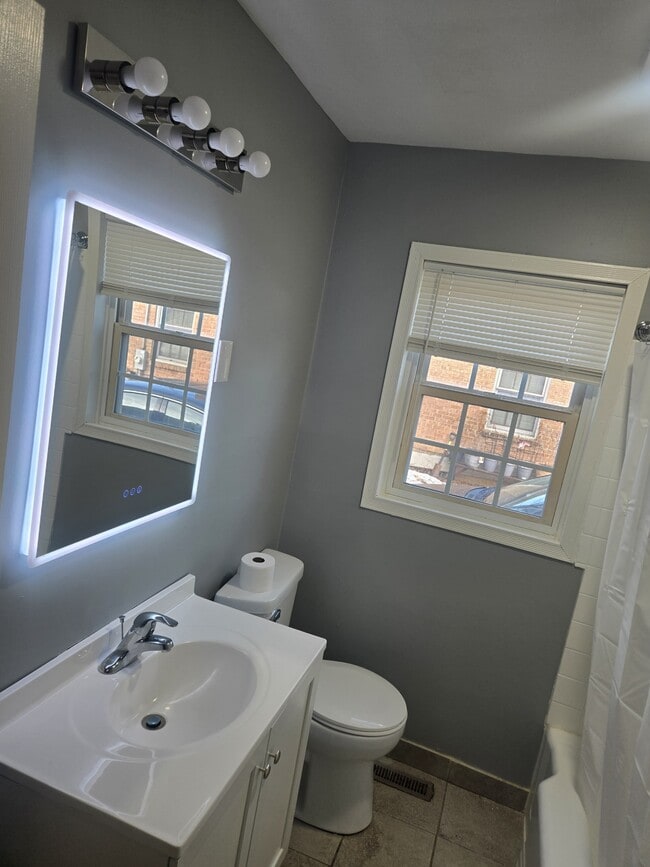 Building Photo - 22 N Lewis Ave