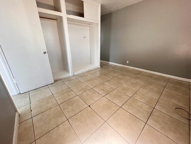 Building Photo - 1241 W River Dr