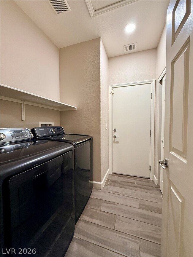 Building Photo - 8565 Hogan Falls Cir