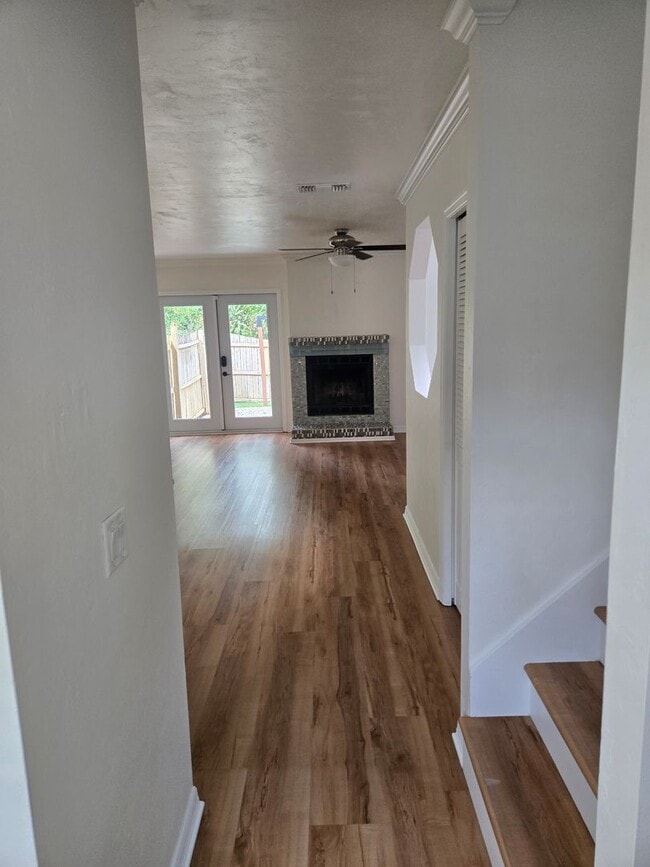 Building Photo - Spacious 2-bedroom, 1.5-bath end-unit townhouse in Carriage House