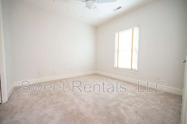 Building Photo - 42 Grove Ln